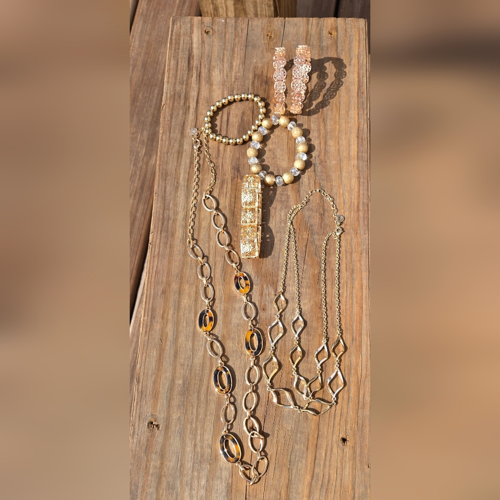 Gold Tone Women's Bracelet Set - Elegant Gold and Rose Accents 7 Items Total